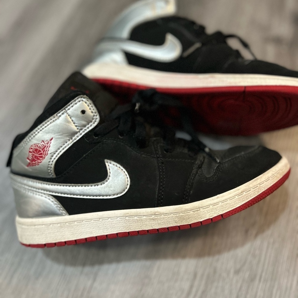 Boys Nike Jordan 1 Retro Mid GS 'Johnny Kilroy'